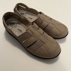 Like New Clark’s Cloudsteppers Soft Cushion - Size 7.5 - Tan